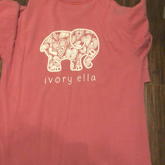 This tshirt is comfy and oversized - Picture 2 of 3